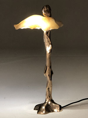 tres originale petite lampe en bronze avec reflecteur translucide creation michel jaubert