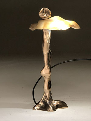 adorable petite lampe en bronze contemporaine rappelant resolumant les annees 30