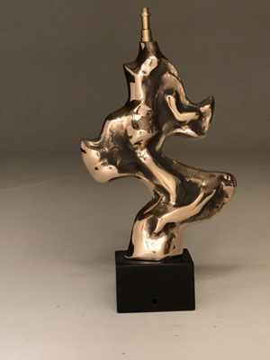 toujours dans le style de michel jaubert cette lampe en bronze est resolumert novatrice