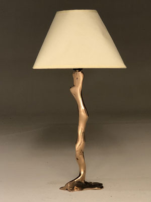 belle lampe filiforme offrant un élégant contact esthetique avec son support par michel jaubert