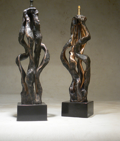 lampe sculpture en bronze ,savante alternance de poli et de patiné.